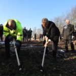 Premiér výkopem krumpáčem pomyslně zahájil rozšíření přístavu ve Veselí nad Moravou