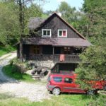 Chatařů je přírodě jako v letní dny. Moravský kras čelí trhačům medvědího česneku