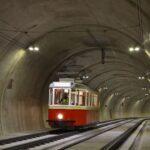 Sbírka historických tramvají a retrovozidel dopravního podniku se rozrostla o další kousek. “Plecháč” je vybaven reproduktory, kávovarem i lednicí