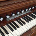 FEJETON: Nezletilé varhany