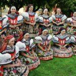 FEJETON: Letní folklorní léta