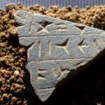 Nové objevy z Kateřinské jeskyně: ozdoby staré osm tisíc let i záhadný kámen s klínovým písmem